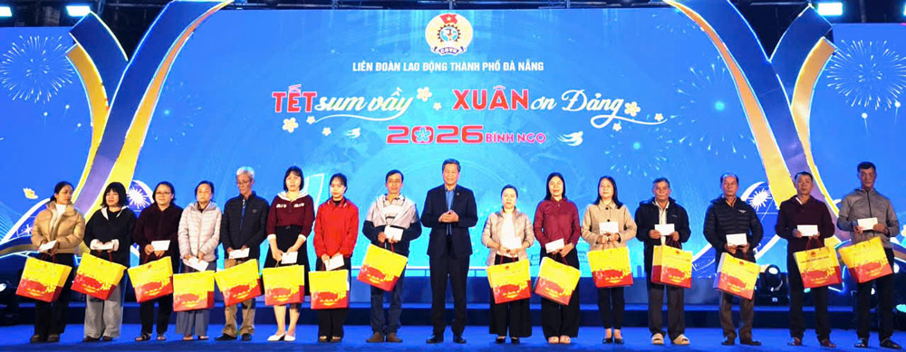 Ông Huỳnh Thanh Xuân, Phó Chủ tịch Tổng Liên đoàn Lao động Việt Nam đã trao quà Tết của Tổng Liên đoàn Lao động Việt Nam cho 15 đoàn viên, người lao động có hoàn cảnh khó khăn. Ảnh: Tường Minh