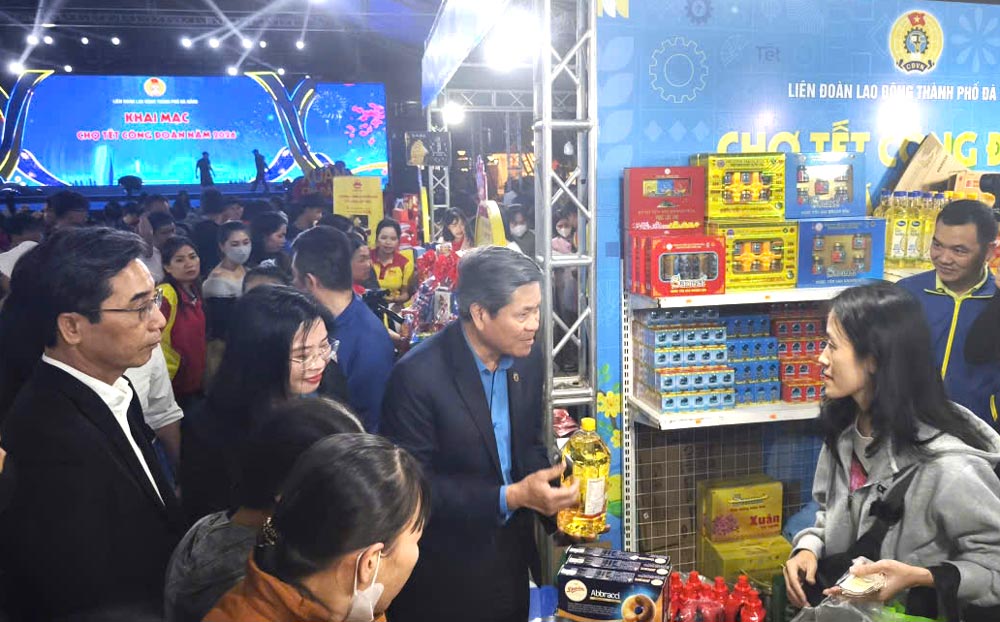 El Sr. Huỳnh Thanh Xuân, Vicepresidente de la Confederación General del Trabajo de Vietnam (primera fila) visita el "Mercado Tet Sindical" en Đà Nẵng. Foto: Tường Minh