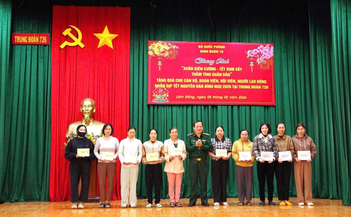 Đại tá Vũ Văn Định, Phó Chủ nhiệm Chính trị Binh đoàn 16 trao quà tặng cán bộ, đoàn viên, hội viên, người lao động Trung đoàn 726 có hoàn cảnh khó khăn. Ảnh: Linh Khôi