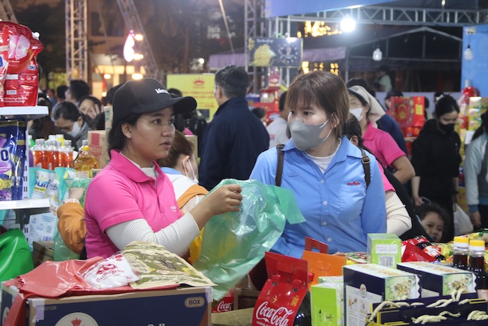 More than 24 billion VND to care for Tet for Da Nang workers. Photo: My Linh