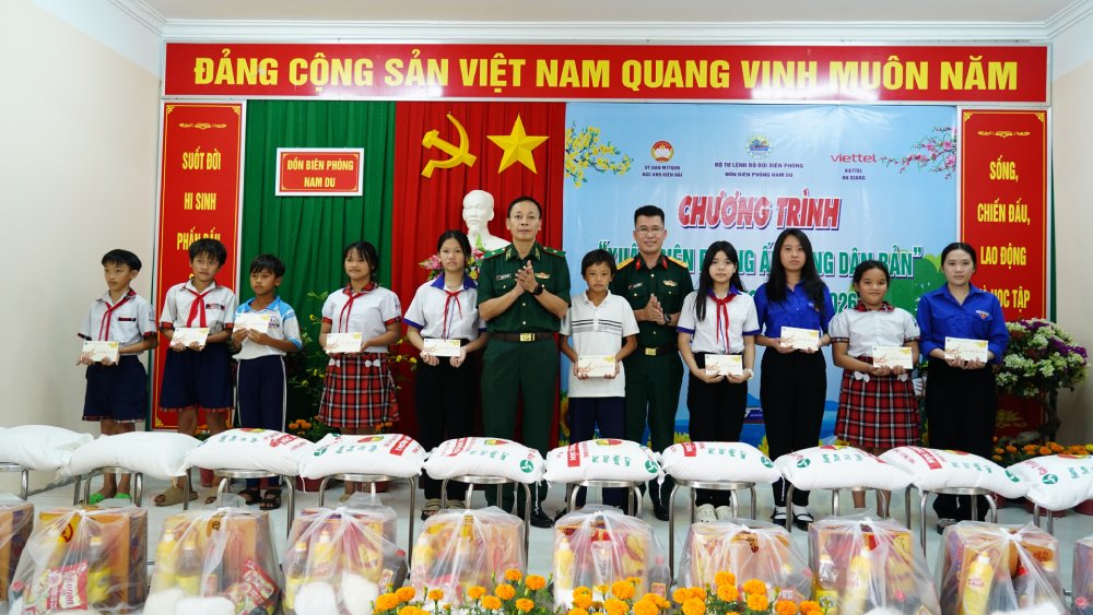 Trao quà tết cho học sinh nghèo trong chương trình “Xuân Biên phòng ấm lòng dân bản” năm 2026 do đồn Biên phòng Nam Du tổ chức. Ảnh: Tiến Vinh