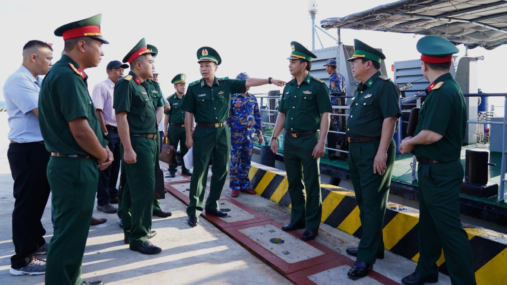 La delegación de trabajo del Comando de la Guardia Fronteriza inspecciona el progreso de la construcción y la calidad de la obra del muelle de atraque del puesto fronterizo de Nam Du. Foto: Tien Vinh