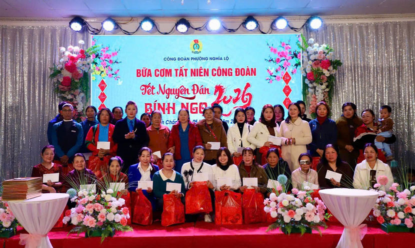 Công đoàn phường Nghĩa Lộ đã trao 40 suất quà Tết cho đoàn viên, người lao động có hoàn cảnh khó khăn. Ảnh: Bảo Nguyên