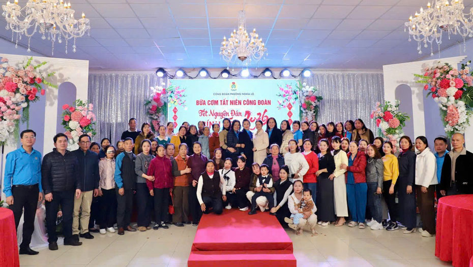 The Trade Union year-end meal in Nghia Lo creates a warm and meaningful atmosphere, connecting union members. Photo: Bao Nguyen