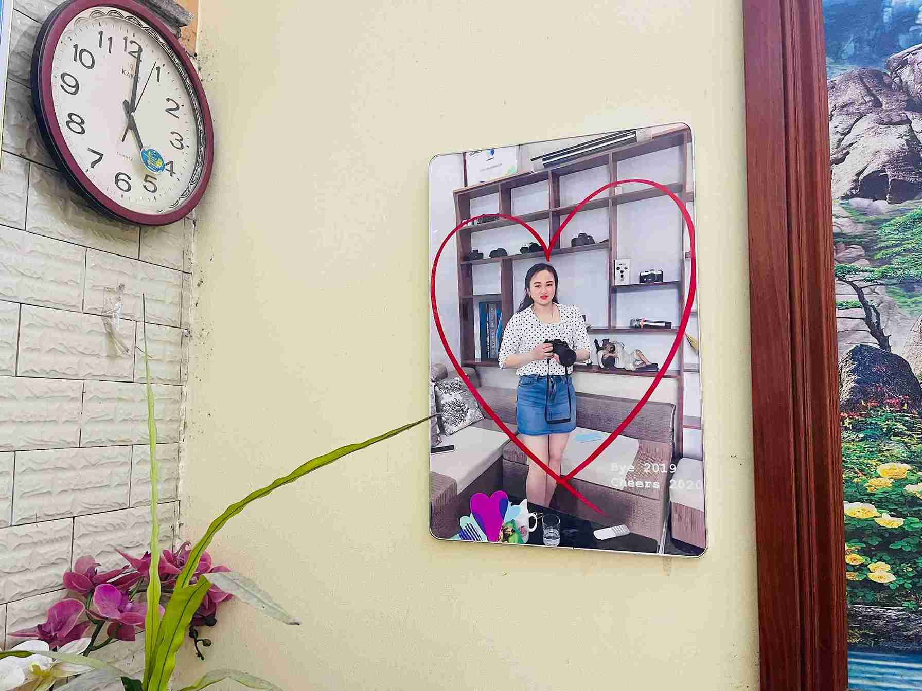 Hình ảnh chị Đàm Thị Thu khi còn khỏe mạnh, từng làm công nhân may để cùng chồng nuôi con.