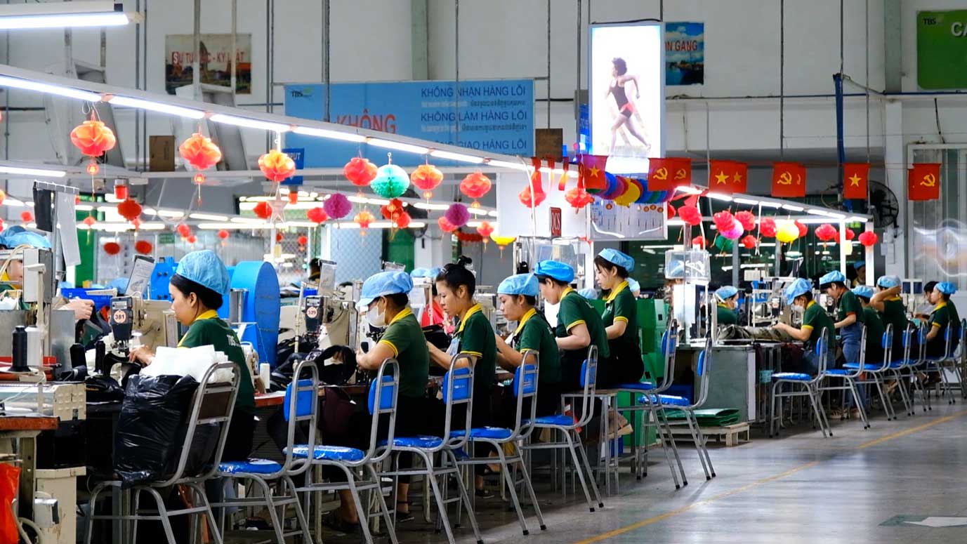 공장에 불이 켜지고, 꾸준한 수입은 노동자들이 따뜻한 설날을 보내는 데 도움이 됩니다.
