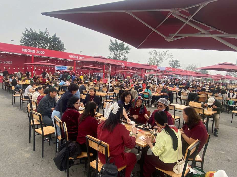 Nhiều người dân đến tham quan, thưởng thức ẩm thực vùng miền tại Hội chợ Mùa Xuân 2026. Ảnh: Thạch Lam 