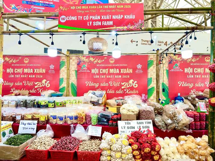 Nhiều sản phẩm đặc trưng của Lý Sơn được bày bán tại Hội chợ Mùa Xuân 2026. Ảnh: Thạch Lam 