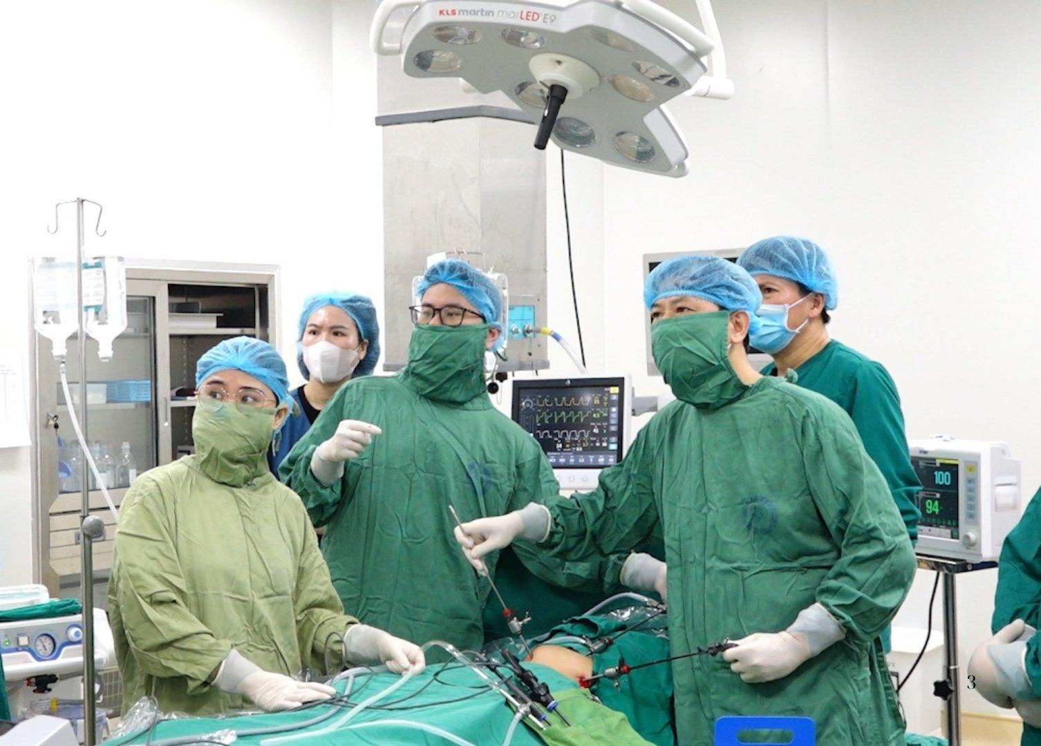 괴사성 나선종으로 난소를 잃을 뻔한 10세 소녀 수술. 사진: BVCC