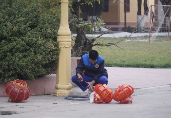 Học sinh Trường giáo dưỡng số 2 Ninh Bình chuẩn bị lồng đèn trang trí Tết. Ảnh: Minh Vũ