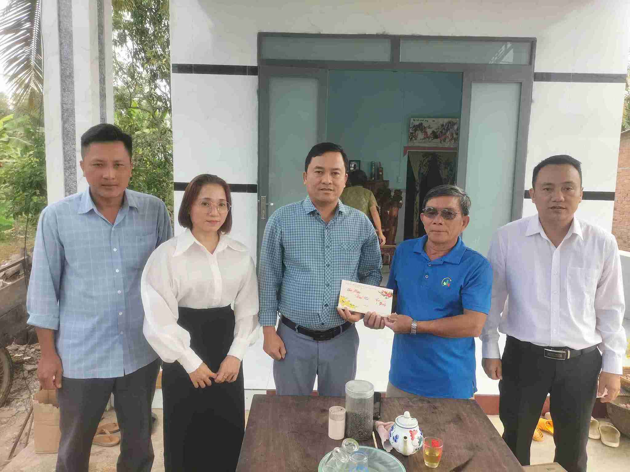 Người dân vùng biên giới của xã được hỗ trợ để có một cái Tết đầm ấm, sung túc hơn. Ảnh: Bảo Trung