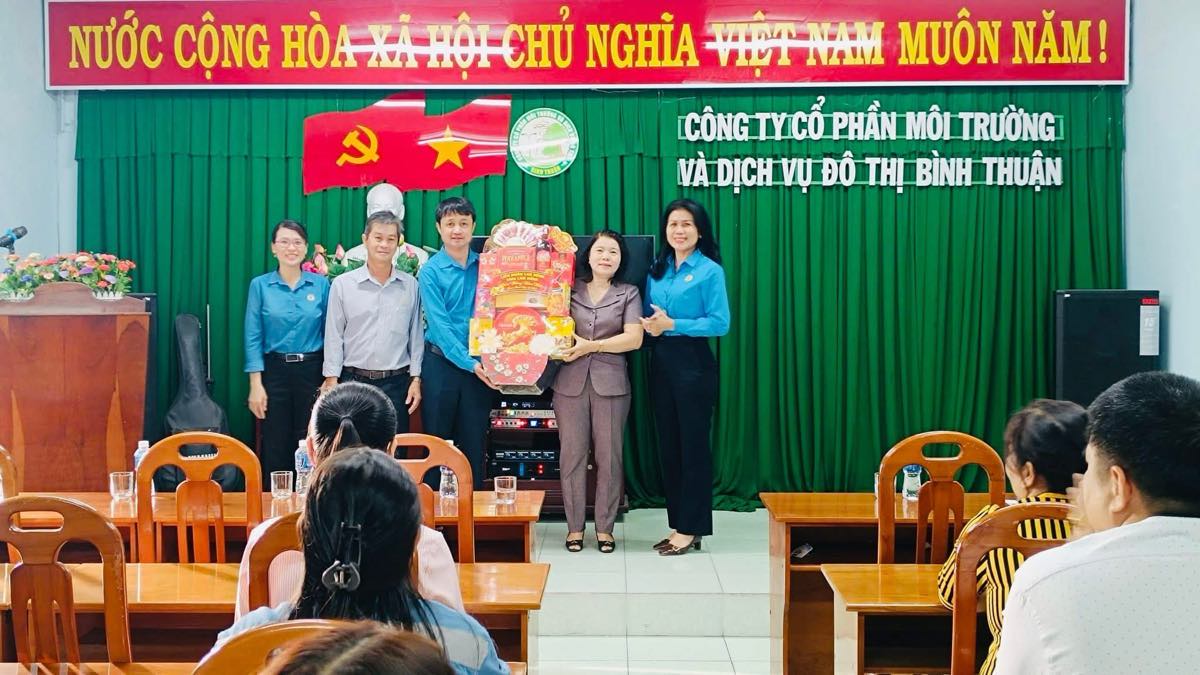 Ông Hồ Công Dương – Phó Chủ tịch Thường trực Liên đoàn Lao động tỉnh Lâm Đồng tặng quà động viên tại Công ty cổ phần Môi trường và Dịch vụ đô thị Bình Thuận. Ảnh: Duy Tuấn 