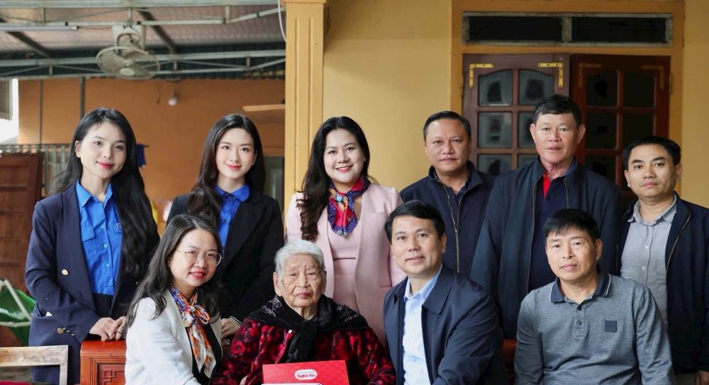 Le syndicat et l'Union de la jeunesse du journal et de la radio et de la télévision de Nghệ An rendent visite et offrent des cadeaux à 2 Mères héroïnes vietnamiennes dans la province à l'occasion du Têt Nguyên Đán Bính Ngọ. Photo: Syndicat de Nghệ An.