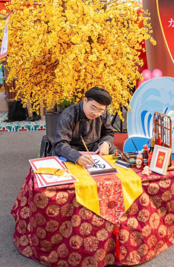 Calligrapher Tran Viet Hung at the first calligraphy giving ceremony of the year. Photo: Character provided