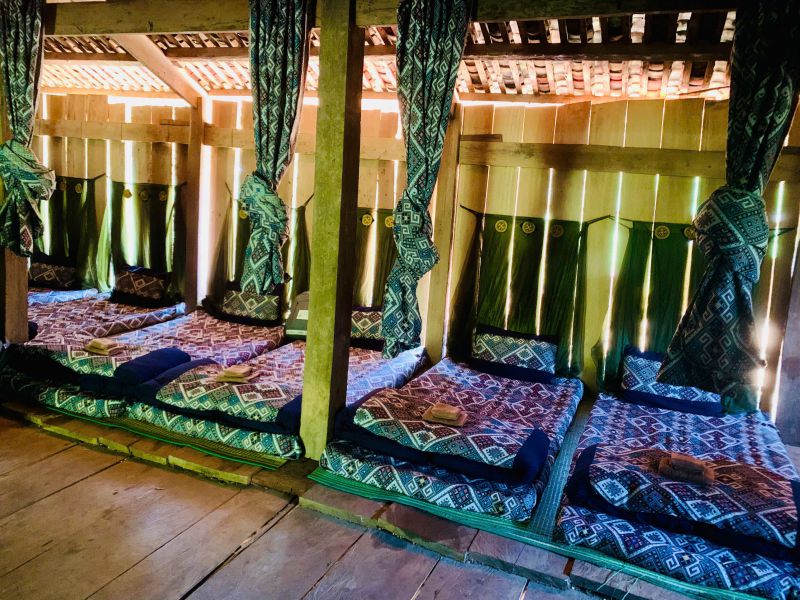 Homestay đón khách với sắc màu thổ cẩm, sản phẩm thủ công bản địa.  Ảnh: Châu Ngọc