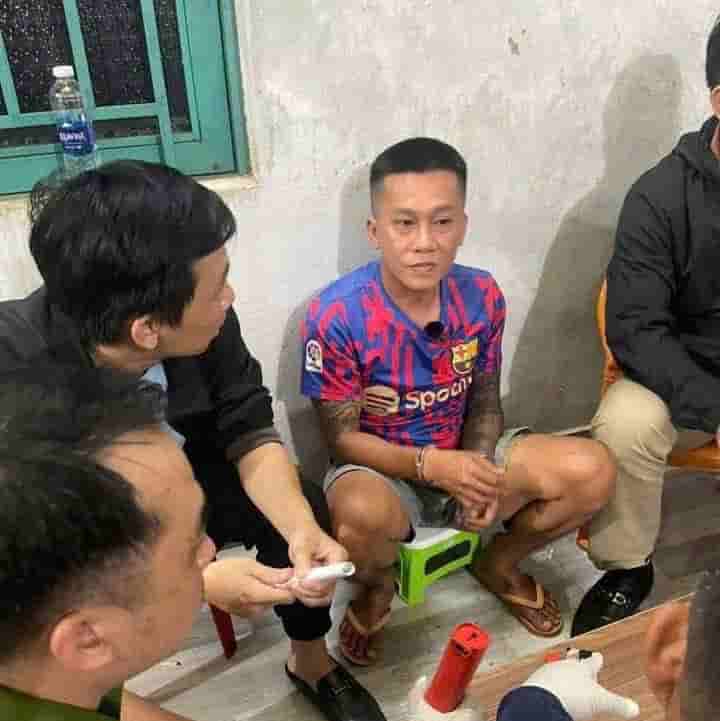 Công an tại thời điểm bắt Phạm Anh Tài trong vụ cướp ngân hàng. Ảnh: Công an 