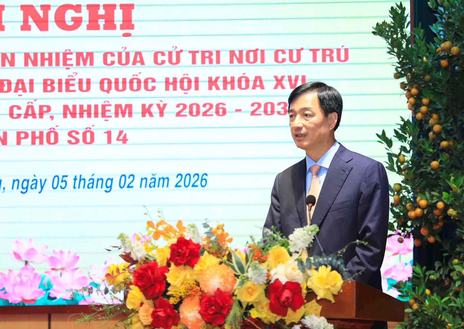 El miembro del Buró Político, Secretario del Comité del Partido de la Ciudad de Hanoi, Nguyen Duy Ngoc, habló en la conferencia. Foto: Quang Thai
