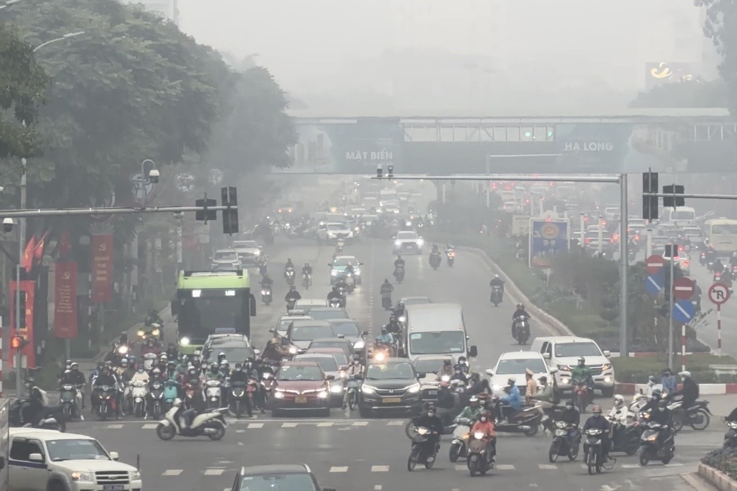 Thời tiết ô nhiễm nghiêm trọng làm giảm tầm nhìn của các phương tiện tham gia giao thông. Ảnh: Việt Anh