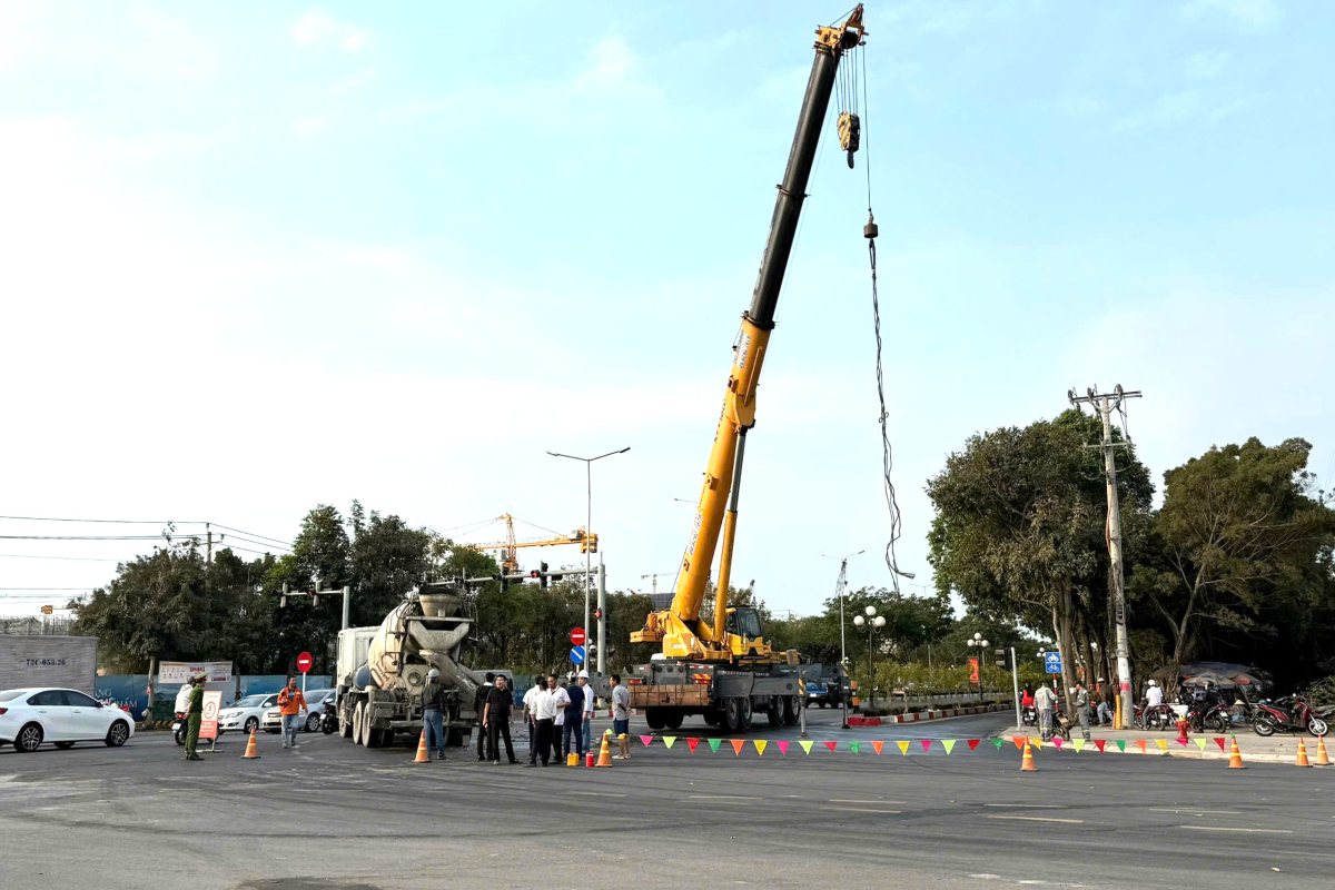 Hiện trường vụ xe bồn trộn bê tông bị lật đã nhanh chóng khắc phục. Ảnh: Thành An