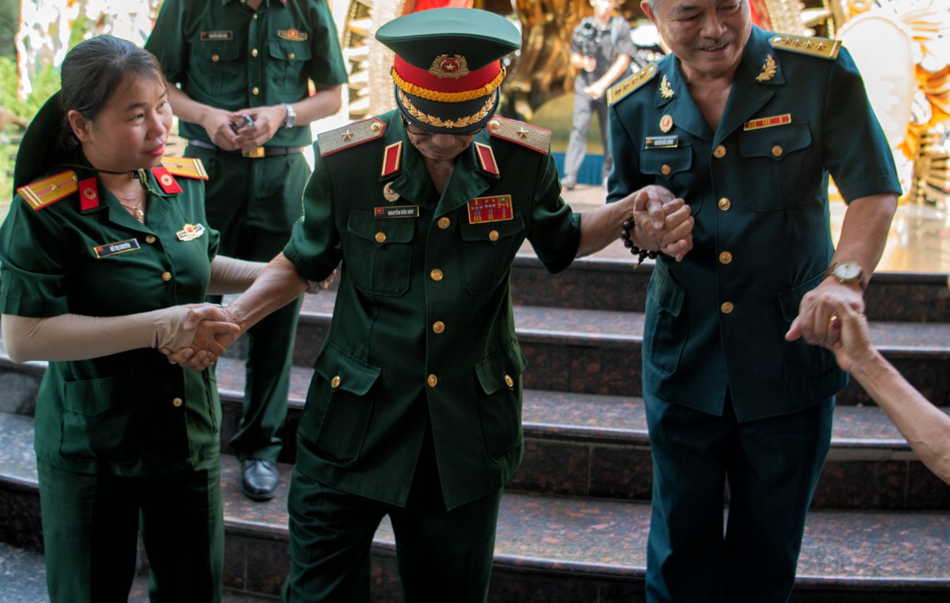 Tình đồng đội (người ở giữa là Thiếu tướng Nguyễn Đức Huy, Anh hùng Lực lượng vũ trang nhân dân). Ảnh: Việt Văn