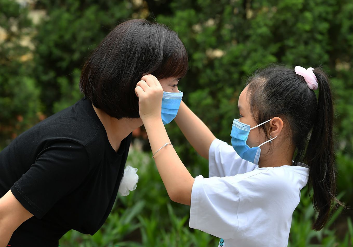 Cử chỉ yêu thương. Ảnh: Việt Văn