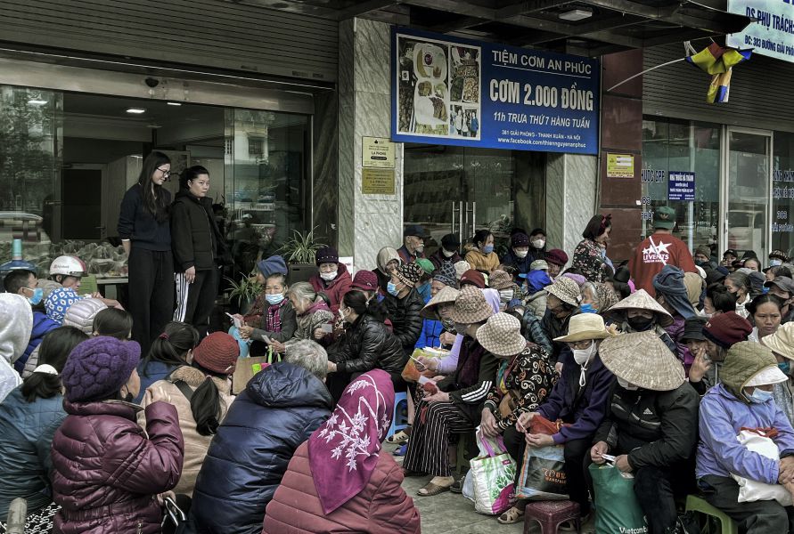 Kindness at the 2,000 VND lunch shop every Saturday for the poor. Photo: Viet Van