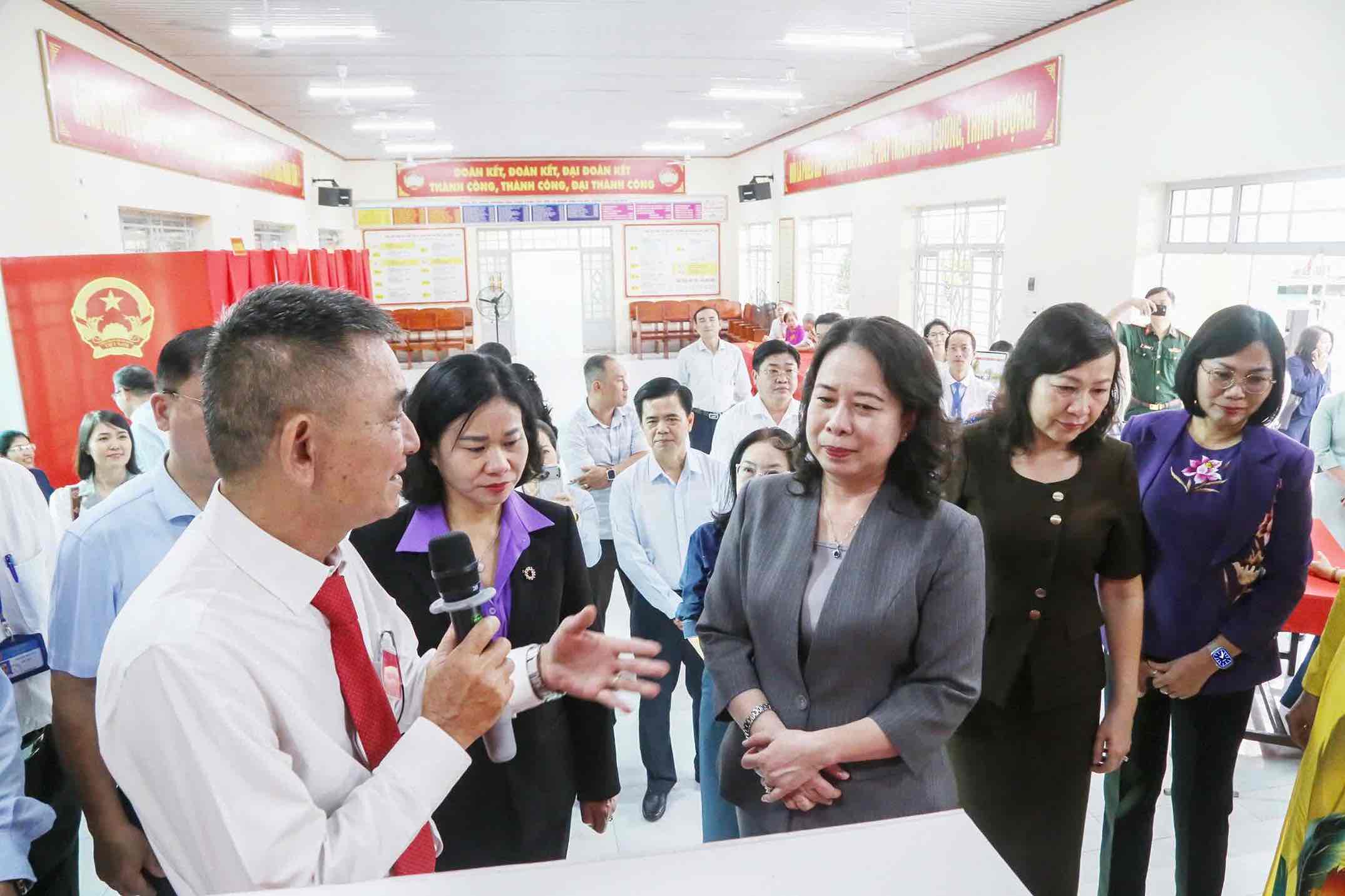 La vicepresidenta Võ Thị Ánh Xuân inspecciona el trabajo electoral en el área de votación número 32 del barrio de Trấn Biên, provincia de Đồng Nai. Foto: HAC