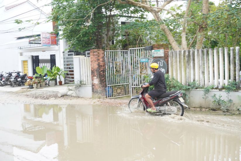 ドアンケット通り(ダナン市ホアトータイ区)の数百世帯の住民は、未完成のプロジェクトのために泥の中を歩いたり、事故が潜んでいる状況で生活しなければなりません。写真:チャン・ティ