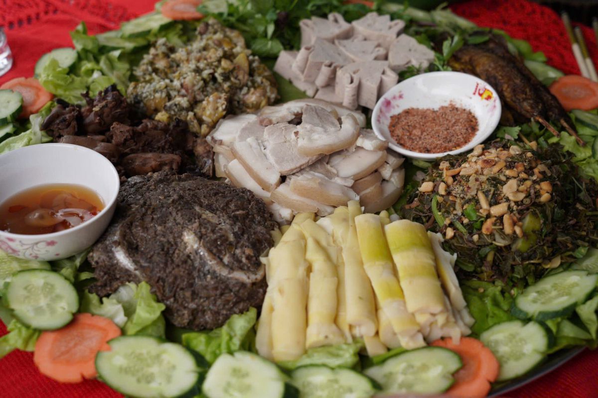 Những món ăn dân dã từ thịt lợn bản, rau rừng, xôi nếp nương... làm nên nét đặc trưng của mâm cỗ lá. Ảnh: Yên San