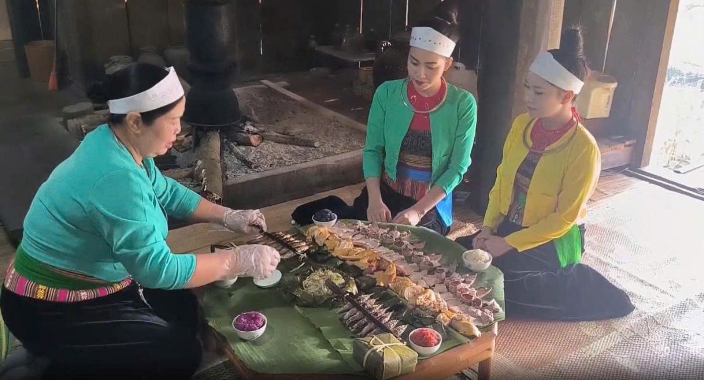 The Tet leaves feast of the Muong people is prepared in the space of stilt houses, preserving traditional lifestyles and cuisine. Photo: Yen San