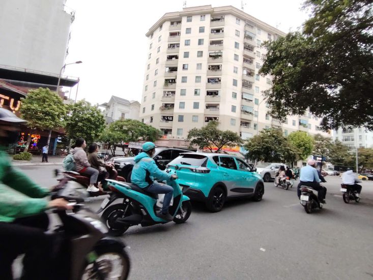 Electric motorbikes are increasingly appearing on the streets. Photo: Xuyen Dong