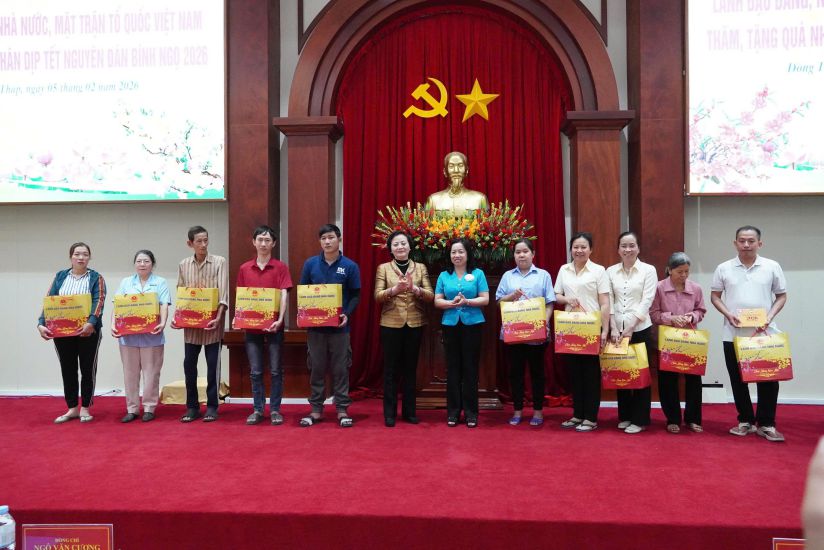 La secrétaire du Comité central du Parti, vice-Première ministre Phạm Thị Thanh Trà et la vice-présidente permanente de la Confédération générale du travail du Vietnam Thái Thu Xương offrent des cadeaux aux ouvriers et aux travailleurs en difficulté de la province de Đồng Tháp. Photo: Việt Tiến