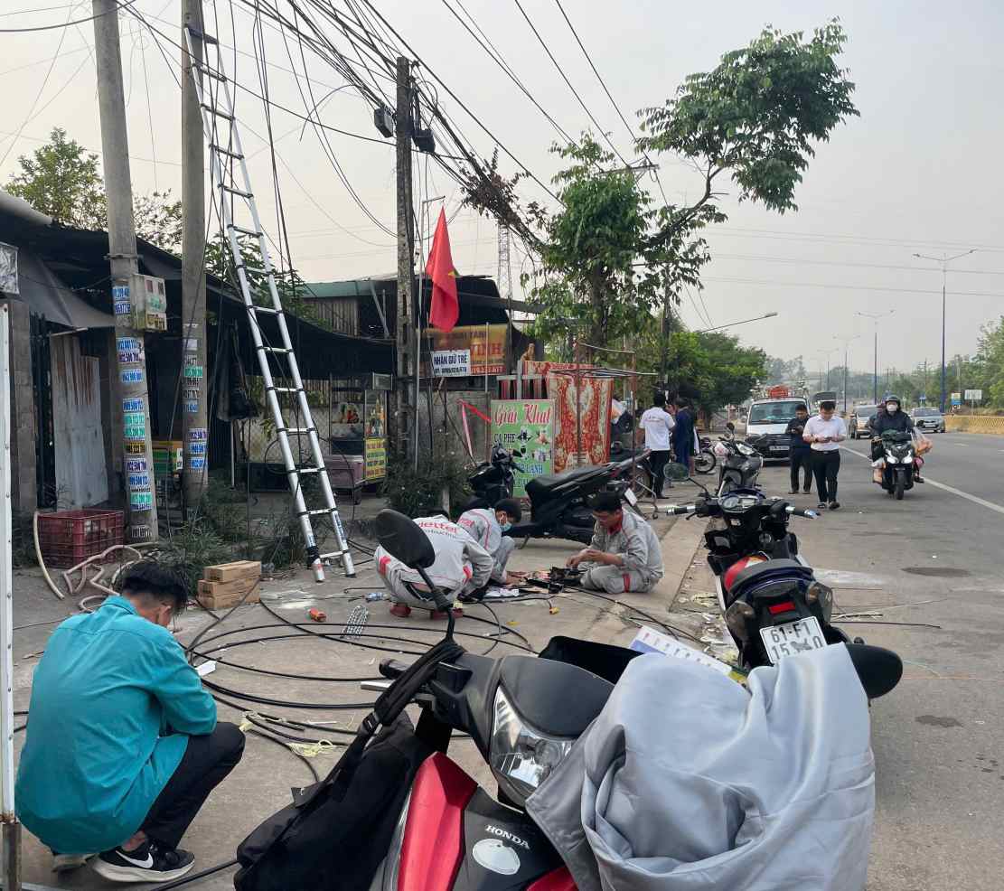 Lực lượng chức năng và cơ sở mai táng đang khắc phục thiệt hại sau vụ cháy. Ảnh: Đình Trọng