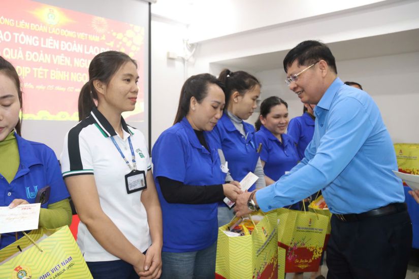 Mr. Phan Van Anh - Vice President of the Vietnam General Confederation of Labor, visits and presents gifts to workers and laborers in particularly difficult circumstances. Photo: Thanh Thuy