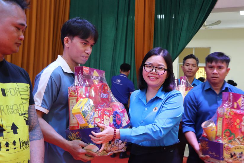 Vice Chairman of Dong Nai Provincial Labor Federation Nguyen Thi Tuyet presents Tet gifts to union members and workers in difficult circumstances. Photo: Dong Nai Provincial Labor Federation
