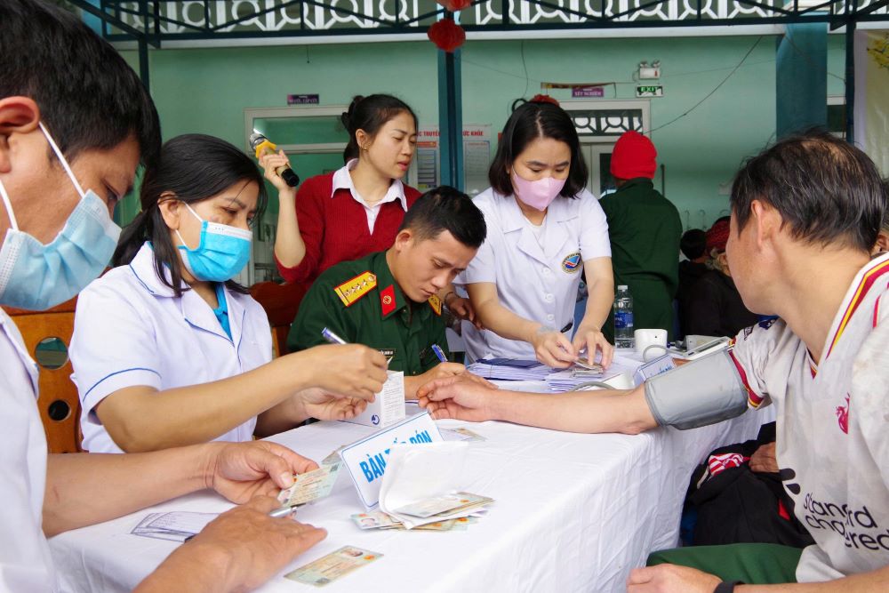 Tổ chức khám, tư vấn sức khỏe miễn phí cho người dân. Ảnh: Quang Cường