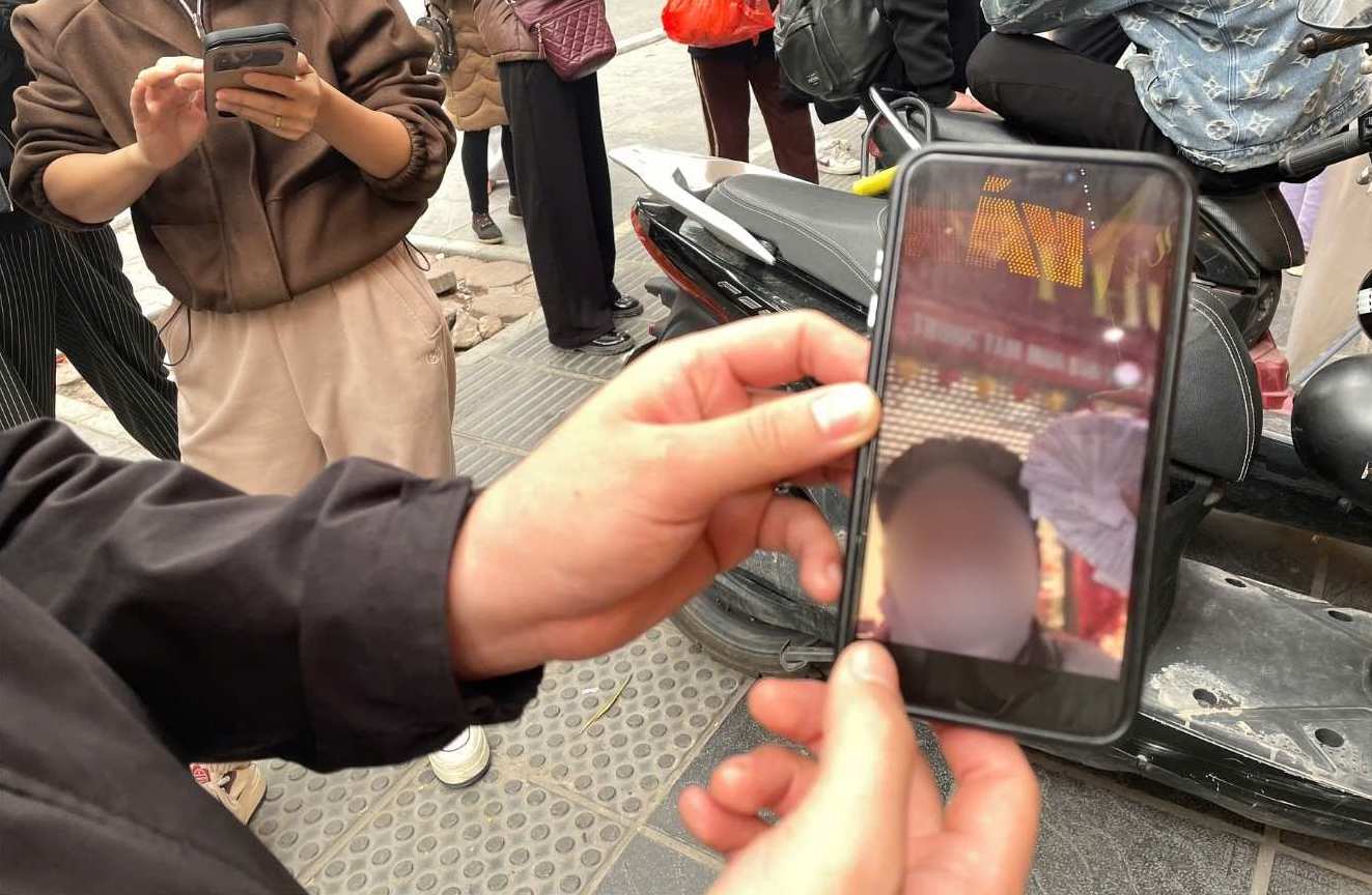 Xuất hiện tình trạng nhận xếp hàng hộ và phiếu số thứ tự mua bạc. Ảnh: Hạ Linh 