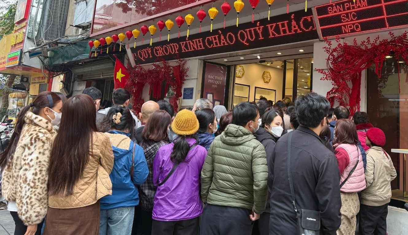 Sáng 6.2, nhiều người chờ đợi phía trước một cửa hàng vàng bạc đá quý tại Hà Nội để chờ mua bạc. Ảnh: Phương Anh 