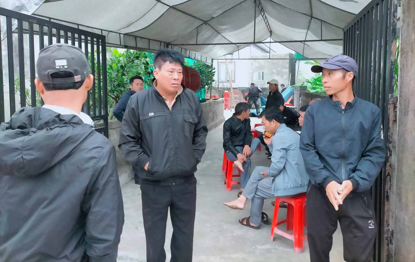 Nhiều người dân xã Hồng Lộc bàng hoàng khi phát hiện 3 người tử vong. Ảnh: Hoàng Anh.