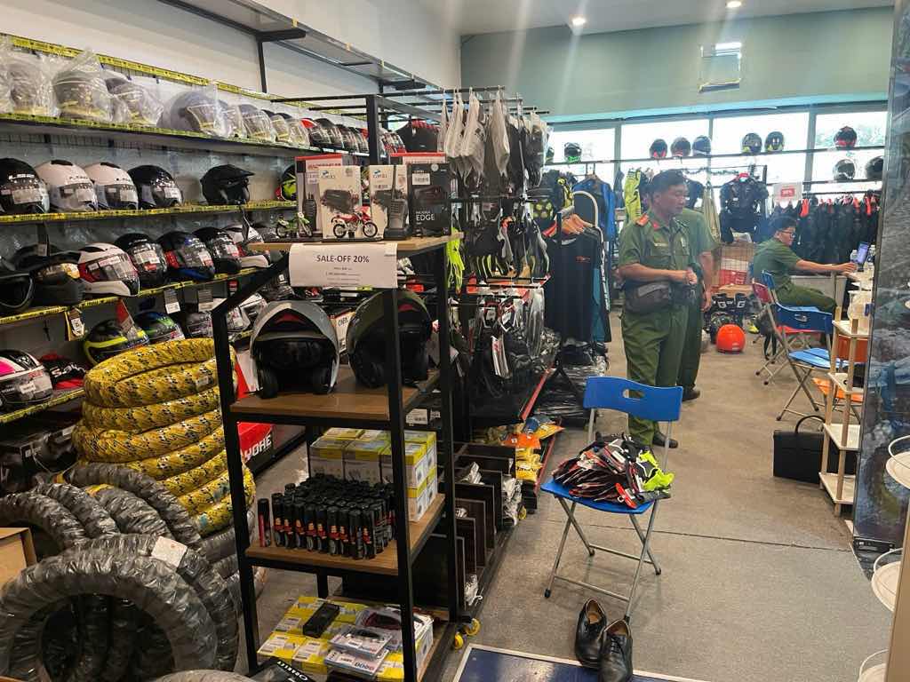 Các mặt hàng bên trong cơ sở kinh doanh. Ảnh: Công an cung cấp