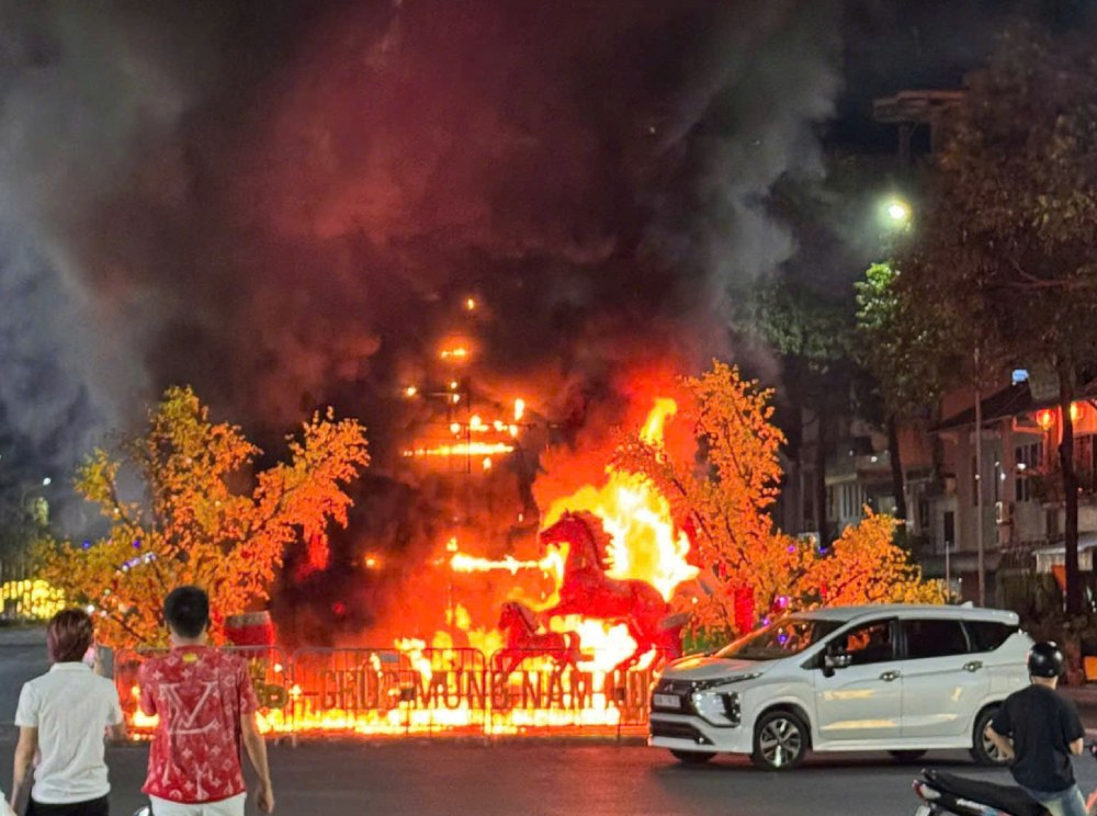 Fire scene at the Tet decoration place in Ha Tien ward. Photo: Phuong Vu