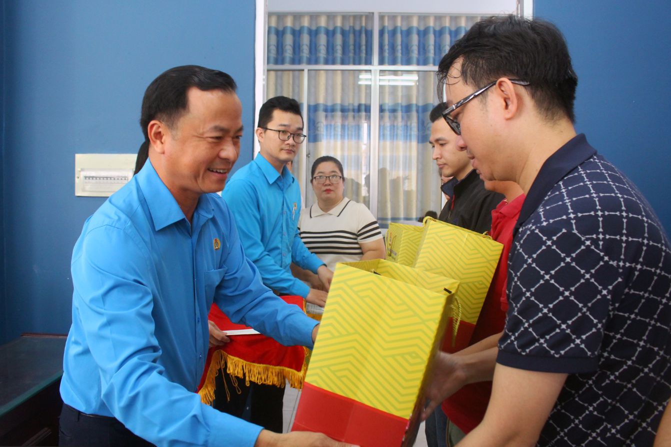 Ông Nguyễn Thanh Tuấn - Phó Chủ tịch Liên đoàn lao động tỉnh Đồng Tháp trao quà Tết cho đoàn viên, công nhân, người lao động. Ảnh: Thanh Mai