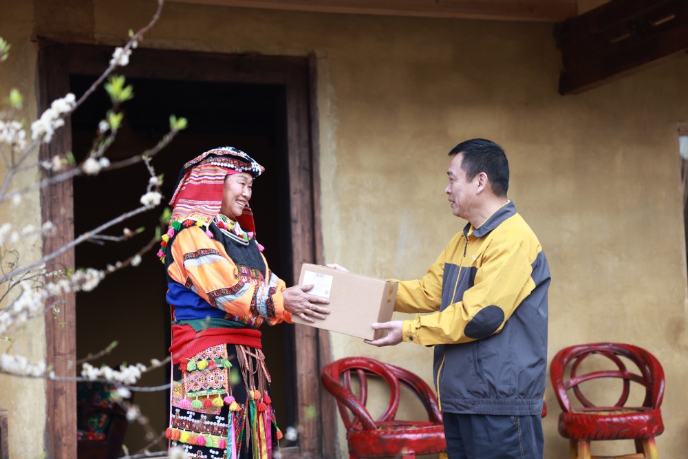 Vietnam Post transports goods to people during the Binh Ngo Tet holiday. Photo: BDVN