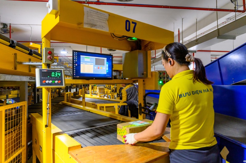 Tăng cường nhân lực đảm bảo hàng hóa lưu thông thông suốt. Ảnh BĐVN