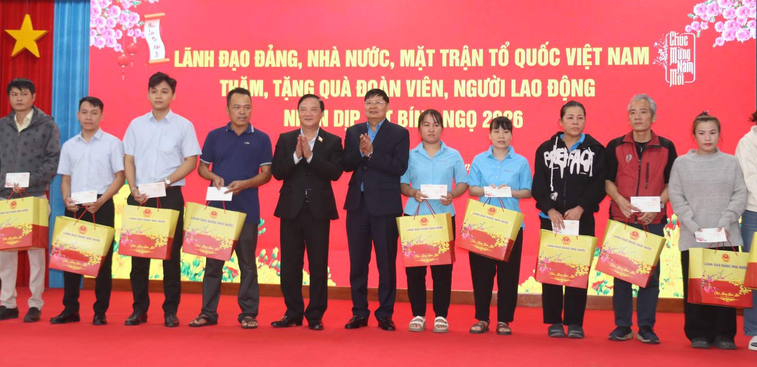 응우옌칵딘 당 중앙위원회 위원, 국회 부의장과 판반안 베트남 노동총연맹 부위원장이 카인호아의 어려운 노동자들에게 설 선물을 전달하고 있습니다. 사진: 프엉린