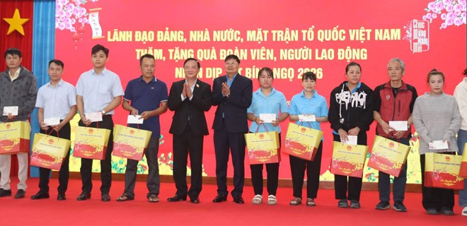 Công nhân Khánh Hòa xúc động nhận quà Tết từ Phó Chủ tịch Quốc hội
