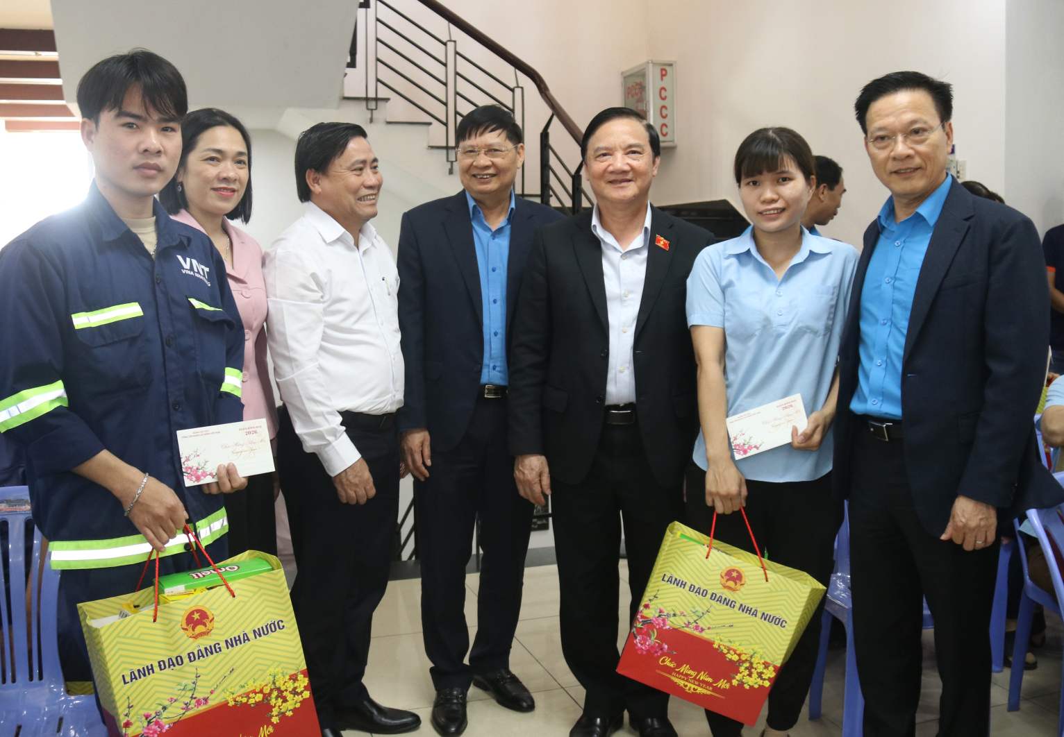 Phó Chủ tịch Quốc hội Nguyễn Khắc Định và đoàn công tác động viên, chúc Tết công nhân, bà con nhân dân khó khăn ở xã Diên Điền. Ảnh: Phương Linh