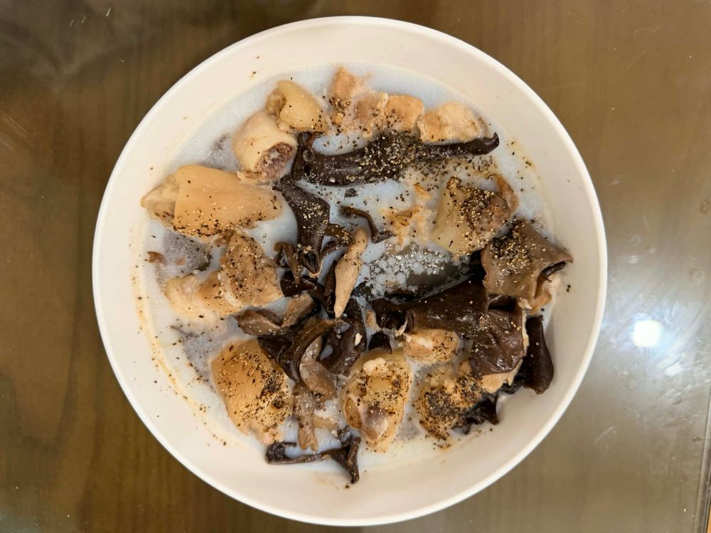 Lunar New Year with simple pork leg frozen meat. Photo: Minh Trang