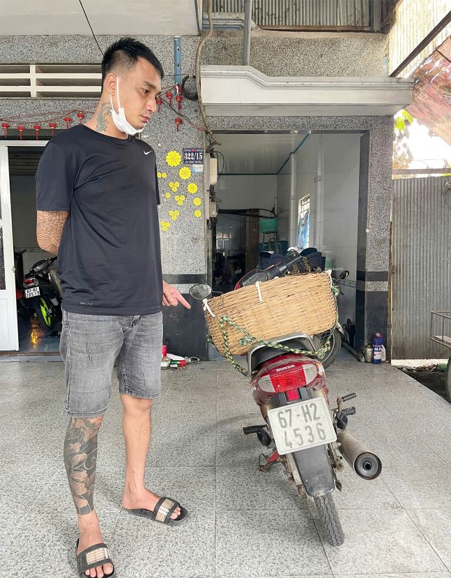 Đối tượng trộm cắp và tang vật. Ảnh: Vũ Tiến