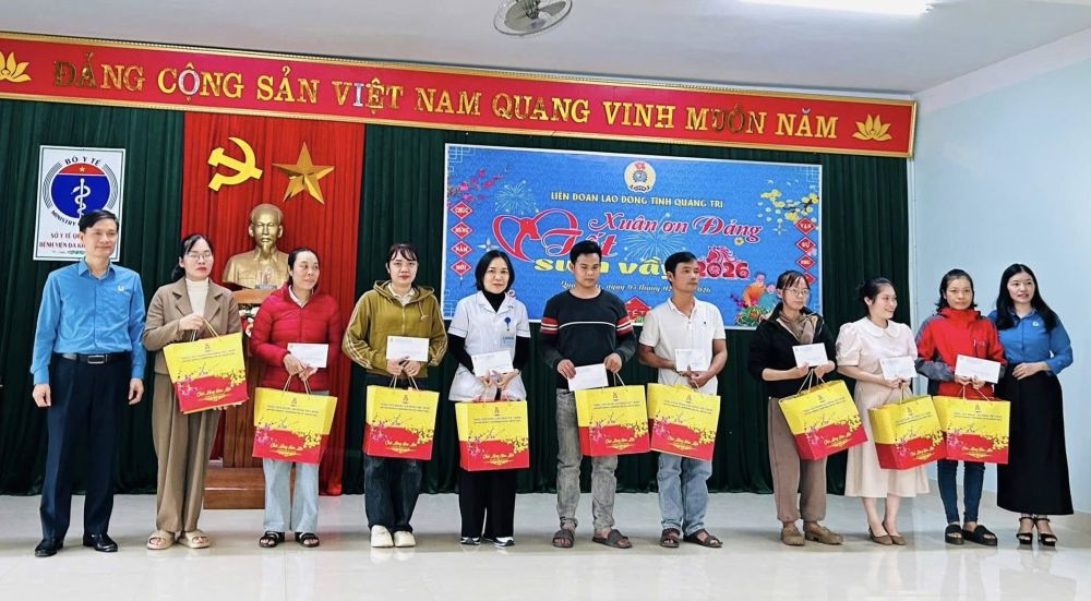 La Federación Laboral Provincial de Quang Tri entrega 52 regalos de Tet a miembros del sindicato y trabajadores en dificultades. Foto: Sindicato de Quang Tri.